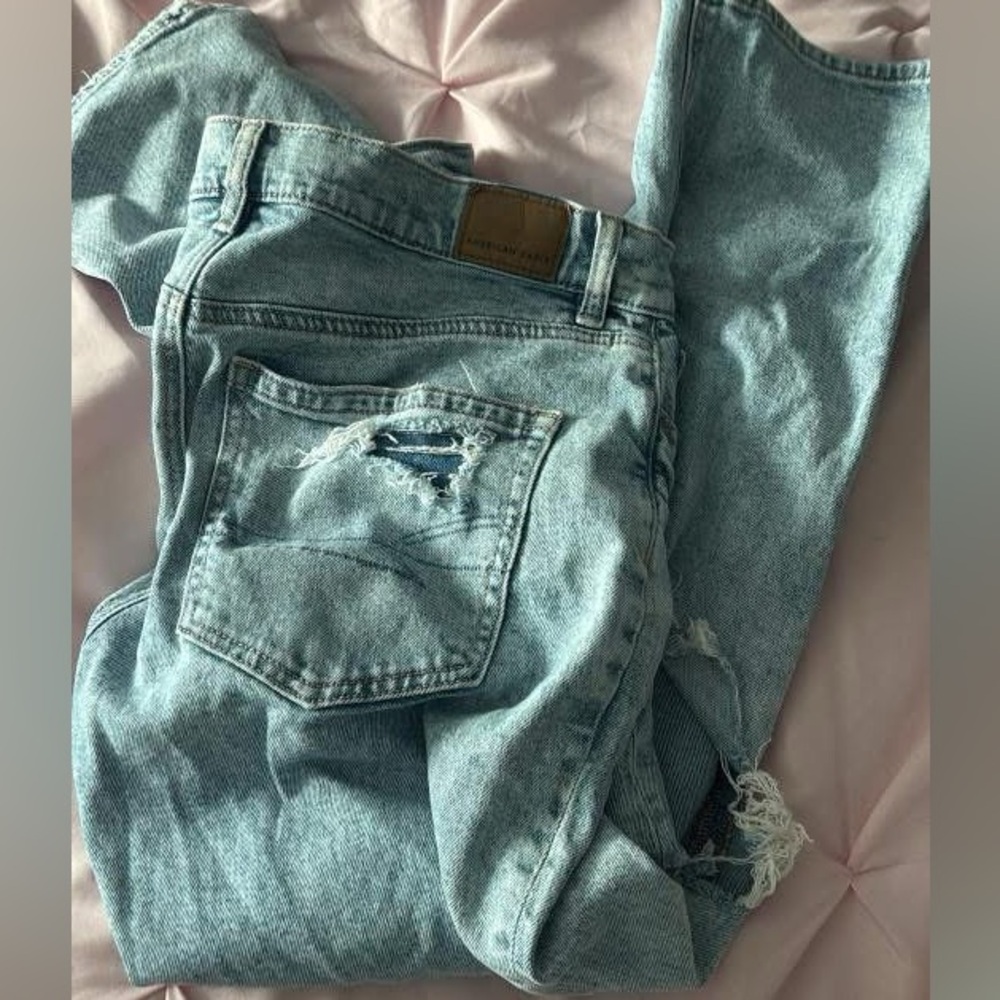 American Eagle Distressed Light Blue Women's Jeans